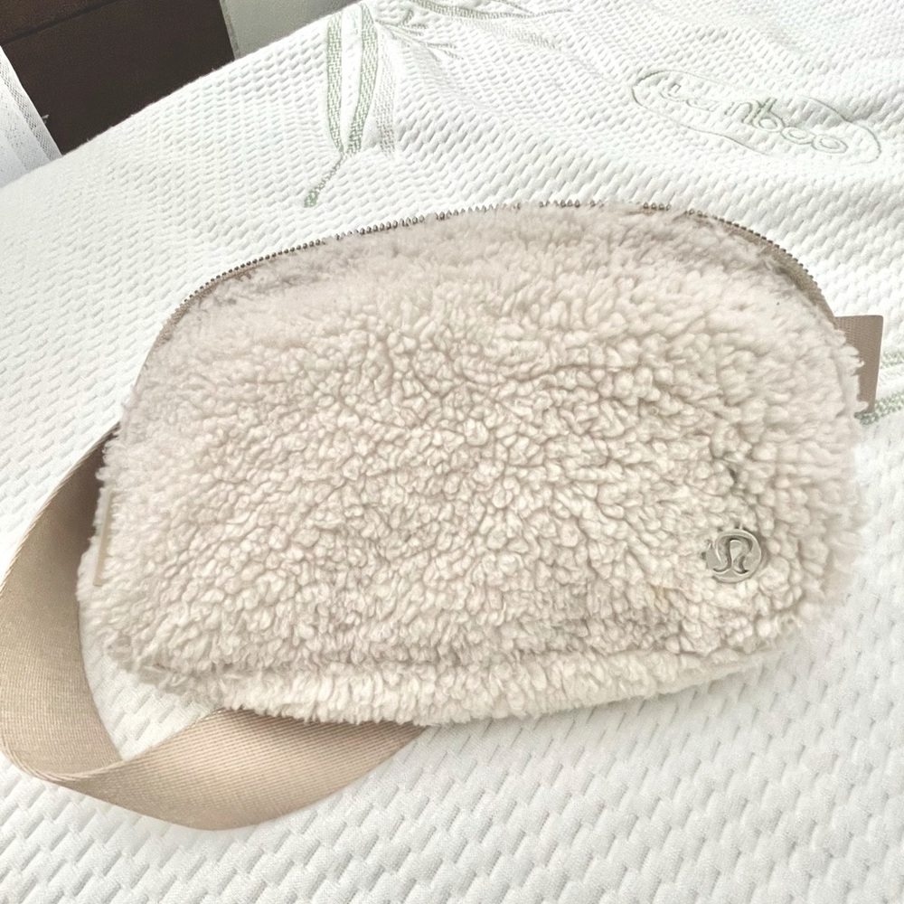 LULULEMON Everywhere Belt Bag 1L